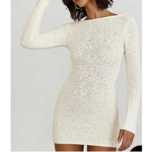 Cream stickad mini klänning  - Säljer denna fina stickade mini klänningen  från Princess Polly som är färgen cream.  Baksidan har en öppen rygg med knytband. Klänningen är aldrig använd och den är super fin☺️! 