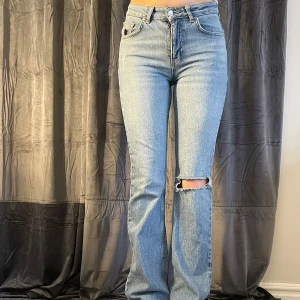 Trendiga bootcut jeans från Gina tricot  - Snygga bootcut jeans från Gina tricot. Inte använts så mycket, så de är i fint skick! Modellen är 167cm lång. Kolla min profil för massa andra snygga jeans!!!
