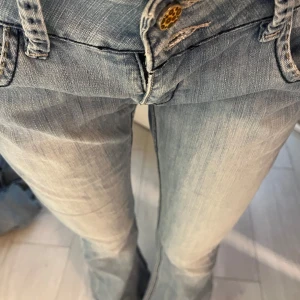 Lågmidjade bootcut jeans  - Midjemått: 36cm Innerbenslängd: 80cm Hör av er vid frågor! W: 29 L:34