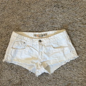 Vita shorts  - Vita shorts som passar jätte bra nu till sommaren