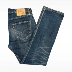 Blå jeans från Levi's - Klassiska blå jeans från Levi's (modell 501) med en straight passform. Jeansen har en mycket snygg tvätt och har en traditionell femficksdesign. Perfekta för en avslappnad stil. Skriv vid frågor!