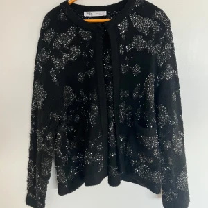 Kofta  - Jättefin glittrig kofta från Zara , i strl xl men passar mindre! 