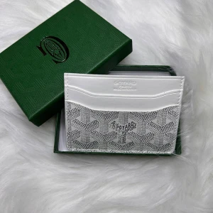Vit och grå plånbok - Snygg och stilren plånbok. Perfekt för att hålla dina kort organiserade. Kommer i en elegant grön förpackning.