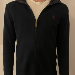  Polo Ralph Lauren zip - Tja! Säljer min  snygga mörkblåa polo Ralph lauren zip. Passar S. Lite kort på modellen som är ca 185. 