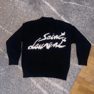 Svart tröja från Saint Laurent - Snygg svart tröja från Saint Laurent, helt nytt skick (aldrig använd), storlek S