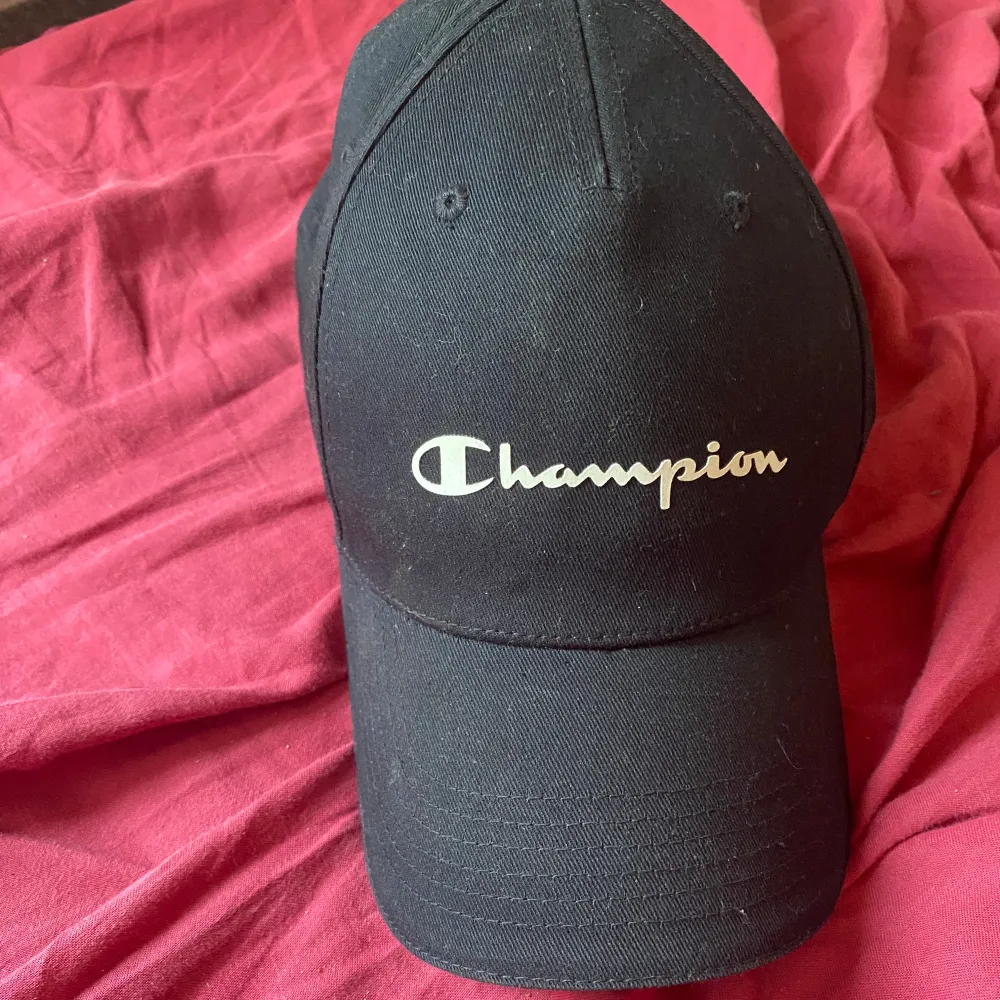 Säljer en champion keps, knappt använd den har bara legat o dammat. Köpt under en vinter därför den inte kommit till användning. Bra skick förutom dammet då men de går nog att borsta/dammsuga av. Asusteet.