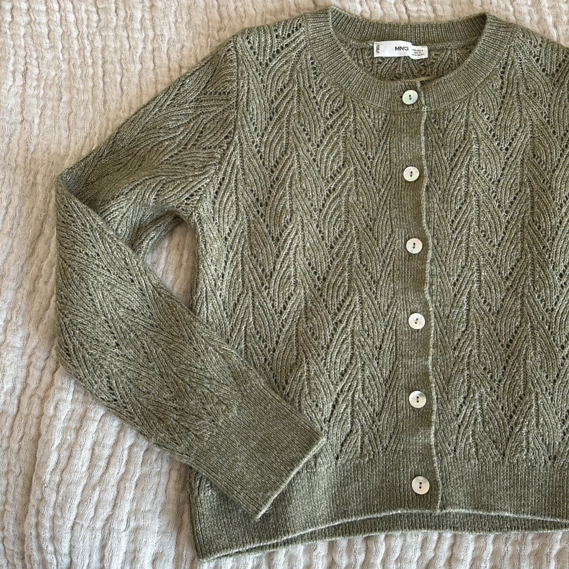 Grön stickad kofta från Mango - 1
