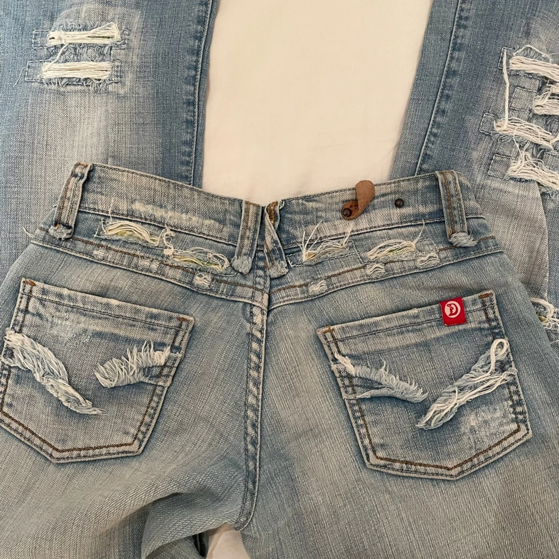 Lågmidjade jeans med hål  - 2