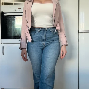 Rosa mockajacka från Bershka - Snygg rosa mockajacka från Bershka med dragkedjor och bälte i midjan. Storlek xs, säljer pga för liten.  observera att jackan har några fläckar vid ärmen och midjan, se bild🥰