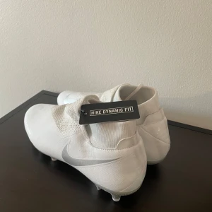 Fotbollsskor Nike Phantom - Helt nya Nike phantom. MG dobbar, för både naturgräs och konstgräs. Storlek 44. Nypris 1949:-