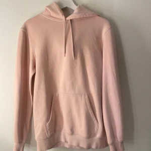 Ljusrosa hoodie - Säljer en mysig ljusrosa hoodie. Ska flytta snart så vill gärna bli av med allt så fort som möjligt (pris kan diskuteras)💕