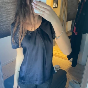 Svart blus - Mörkblå blus 