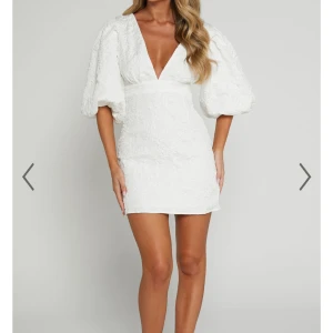 Vit kortklänning med puffärmar - Säljer denna populära klänning från Showpo i storlek 36✨ Klänningen är helt ny med prislappar kvar! 