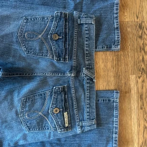 Blå jeans från Calvin Klein - Så snygga jeans med bakfickor!