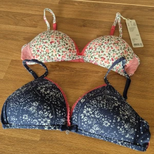Två mönstrade BH:ar från Esprit - Säljer två mönstrade mjuka BH:s utan bygel från Esprit. De är nya/oanvända (köpta från ett restparti) och den blommönstrade har kvar orginaletiketten. De är tunna och ovadderade. Nypris 199 kronor styck. Mitt utgångspris är 150 kronor för bägge, men kom gärna med prisförslag. Se också mina andra annonser med bra rabatter vid samfrakt/paket/bundle.
