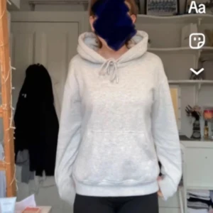 Grå hoodie - Säljer denna hoodien från hm. Använd antal gånger men har inga defekter. Kontakta mig privat vid frågor eller intresse 💓