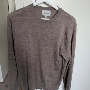 Merinoulls tröja från Sandö - Säljer nu denna beiga tröja i 100% ull från Sandö, Tröjan är i utmärkt skick och passar perfekt till alla outfits.