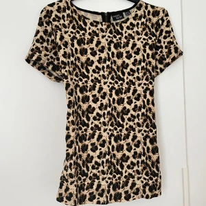 Leopardmönstrad topp från Esmara by Heidi Klum - Säljer denna snygga leopardmönstrade topp! Använt ett fåtal gånger och i ett tunt, luftigt material som är riktigt skönt att ha på sig. 🐆🎀