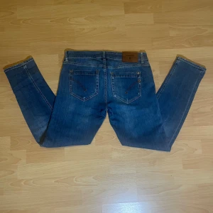 Dondup jeans  - Snygga blå jeans från Dondup med en klassisk femficksdesign. De har lite coola slitningar på framsidan och en läderpatch med logotyp på baksidan. Perfekta för en avslappnad stil. Perfekt nu i sommar/vår. Perfekt både för fest och vardag. Är i modellen Monroe och den har något mindre fickor än vanligtvis. Hör av dig vid minsta lilla fråga🤩