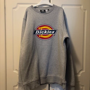 Grå sweatshirt från Dickies - Säljer en grå sweatshirt från dickes. Har typ aldrig använt den mer än 2-3gg så den är som ny. Strl M. Priset kan absolut diskuteras och du står för frakten😊