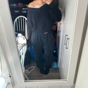 Svart offshoulder stickad tröja - Säljer en svart offshoulder tröja. Använd fåtal gånger. 