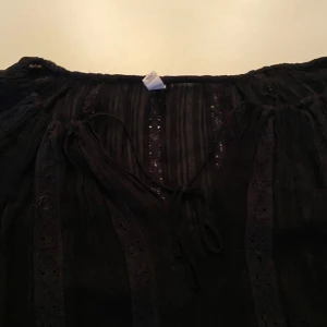 Svart blus - Snygg luftig blus som passar till allt💗