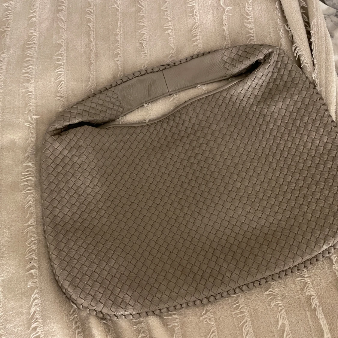 Beige flätad axelväska - 1