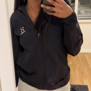 Svart från Haglöfs - Super bra för våren/hösten! Inget fel på jacka bara inte min stil längre. Passar S beroende på hur man vill att den ska sitta. Helt slutsåld överallt. Pris kan diskuteras! 
