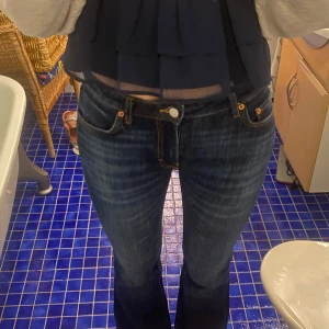 Mörkblå bootcut jeans - Snygga mörkblå bootcut/flare jeans. FLAME LOW WAIST SLIM FLARED LEG JEANS från Weekday. Aldrig använda, helt nya. Storlek w 28 och längd 34. Alltså typ storlek s/34. Innerbenslängd ca 84. Öppen för prisförslag 