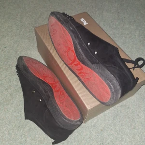 Skor - Ett par svarta christian louboutin skor som är knappt använda. Priset kan diskuteras