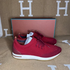 Loro Piana 360 LP Flexy Walk - Tja! Säljer dessa otroligt snygga och unika röda LP 360 Flexy Walk från Loro Piana med en stilren design. Skorna är i otroligt bra skick men finns tecken på användning. Skorna har en stickad ovandel och detaljer i skinn vid hälen. De har en vit sula med bruna inslag och snörning framtill. Perfekta för en trendig look. Köpta på vestiere vilket jag har bevis på. Givetvis äkta! Vid funderingar är det endast att höra av sig!