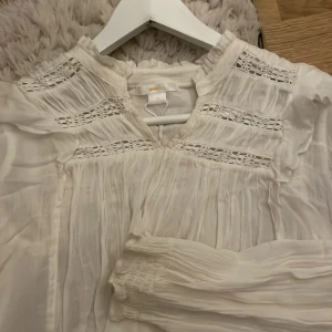En beige blus från Gina Young  - En fin Beige blus från Gina yong, med fina detaljer och är lätt att styla med t.e.x kostymbyxorna från Bert Moda 