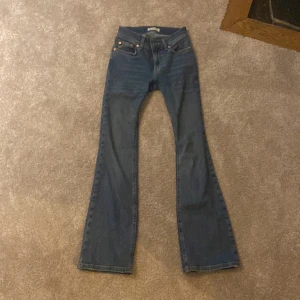 Blå bootcut jeans - Skit snygga blåa bootcut jeans med låg midja. Är i bra skick då jag använt dom ett antal gånger men växte ur dom för länge sen. Passar dig som är under 160 perfekt!! Skriv för fler bilder💞