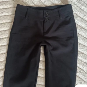 Svarta kostymbyxor med fickdetalj - Snygga svarta kostymbyxor från Gina. Helt nya 