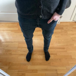 Tiger of sweden jeans - Riktigt snygga mörkblåa jeans från tiger of sweden. Storlek 32/32, 8/10 skick. Pris går att diskuteras vid snabb affär. Hör av dig om du har några frågor🫡