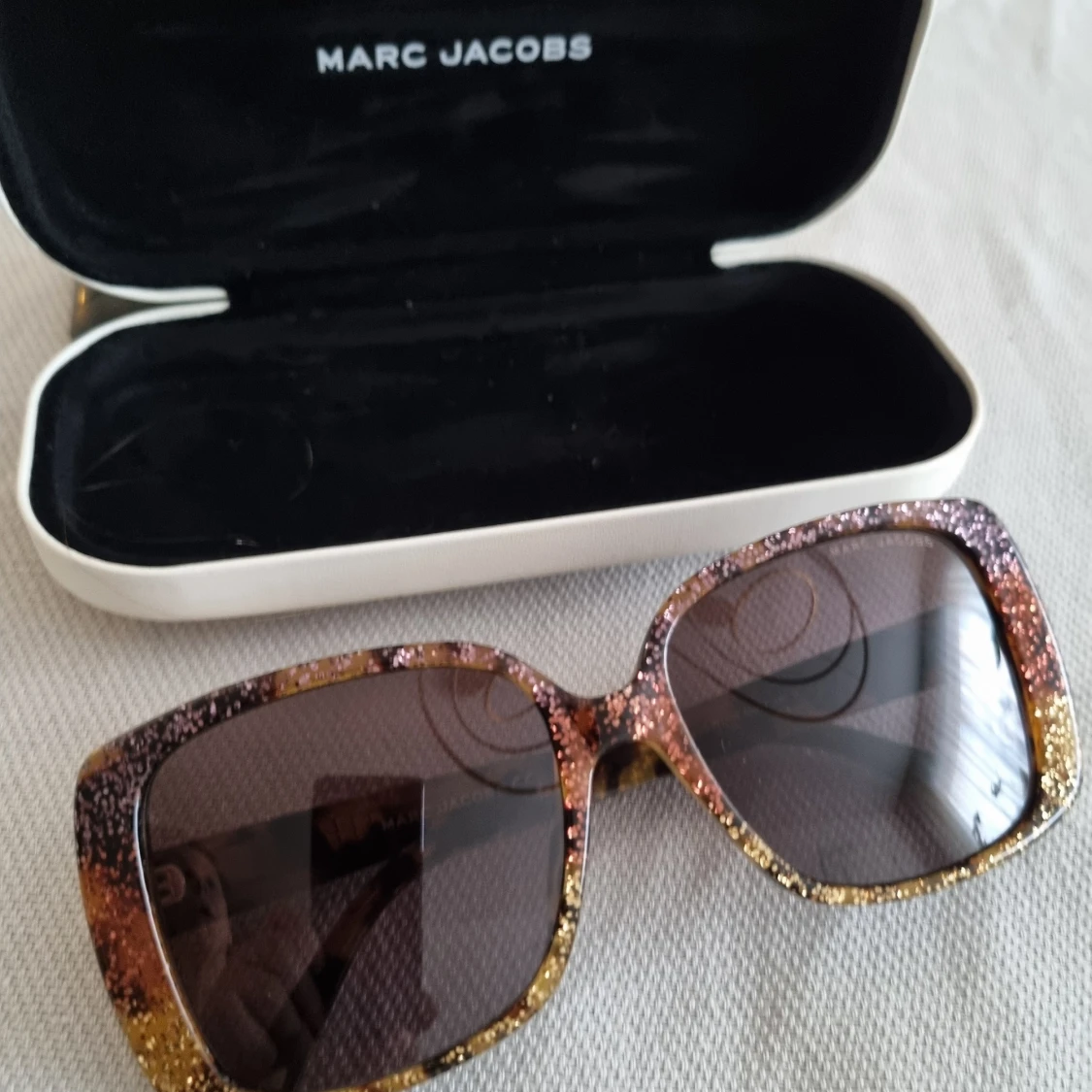 Glittriga solglasögon från Marc Jacobs