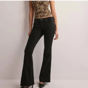 Svarta bootcut jeans, true religion  - Jag säljer mina svarta true legion jeans med låg midja. Köpta från Åhléns för 1300 kr (säljer 600), och endast använda 1 gång. Passform w27. Skriv till mig om du vill ha fler bilder❤️