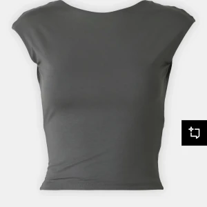 Gina tricot öppen rygg topp - Säljer en stilren mörkgrå topp med korta ärmar och en djup rygg. Perfekt till vardags men även skit snygg till festligare tillfällen!  Storlek S men skulle passa M med. Endast använd 2 gånger❤️