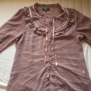 Fin blus med rosett och knappar💗👚 - OBS! Den är rätt så genomskinlig!