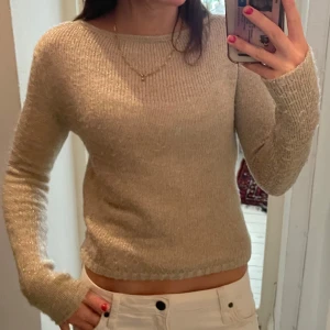 Beige stickad tröja - Säljer en snygg beige stickad tröja med långärmad design. .