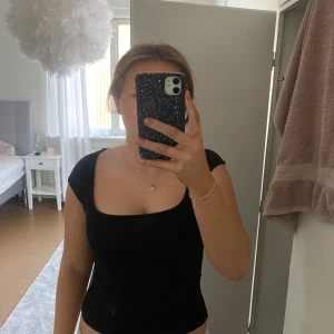 Svart topp från Gina Tricot - Skön topp som passar till allt!