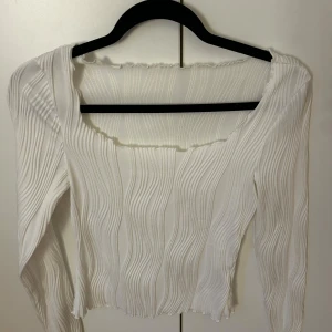 Topp - En söt vit topp med mönster på från Shein använd en gång storlek S