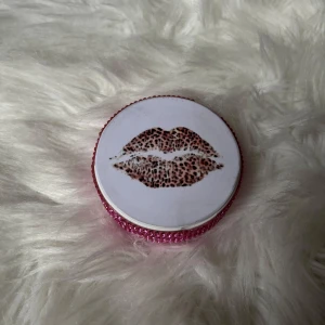 Svart förvaringsdosa med valfri design  - Leopard puss mun dosan med rosa glitter ✨Perfekt för att förvara småsaker eller som en dekorativ detalj.