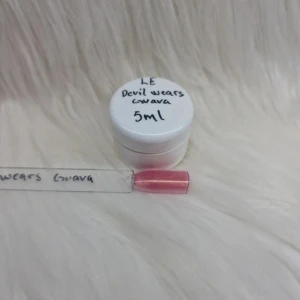 Light Elegance colour gel Devil Wears Guava - Gele colour gel Devil Wears Guava från light elegance, super fin gammelrosa skimrig färg, Kommer i en liten burk på 5 ml.