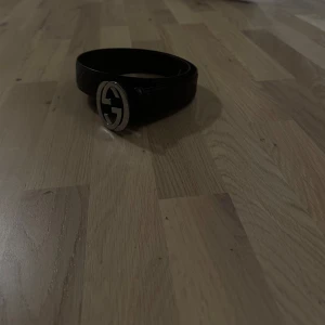 Svart bälte med silverfärgat spänne - Säljer det eftersom det bara stör i garderoben och används ej. Använt några gånger så det är i princip helt nytt bälte. Pris kan diskuteras vid snabb affär.