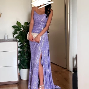 Lila paljettklänning med slits - Säljer min älskade balklänning💕Den är lila med paljetter och har en slits. Det står att strl är 35 och passa mig som är Xs-S. Säljer även mina silvriga balskor på ett annat inlägg som bara använts en gång💕