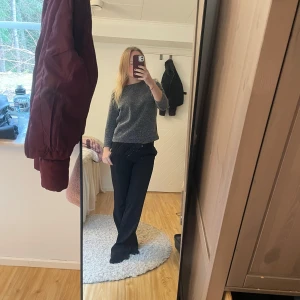 Gråmelerad topp med dragkedja - Säljer en topp från KappAhl med trekvartsärm och dragkedja i ryggen. Jätte fint material sitter jätte bra på mig som är 163. Jag säljer då jag inte får användning av den. Bara att fråga vid funderingar.