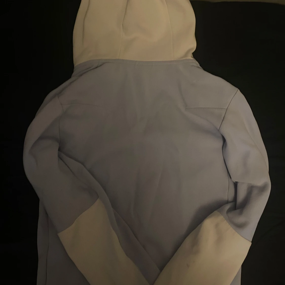 Vit och ljusgrå hoodie från Nike - 1