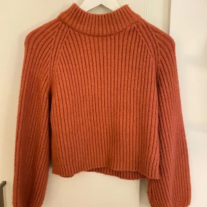 rosa ribbad tröja från Gina Tricot - Säljer en snygg orange ribbad tröja från Gina Tricot. Säljer på grund av att den inte kommer till användning. Hör av dig vid intresse eller frågor!