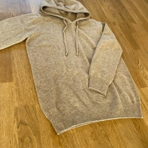 Merinoull Hoodie - En riktigt snygg Merinoull Hoodie i en sjukt snygg beige färg!🌟Storlek S. Bara testad, aldrig använd! Hör av dig vid intresse eller minsta fundering!😊